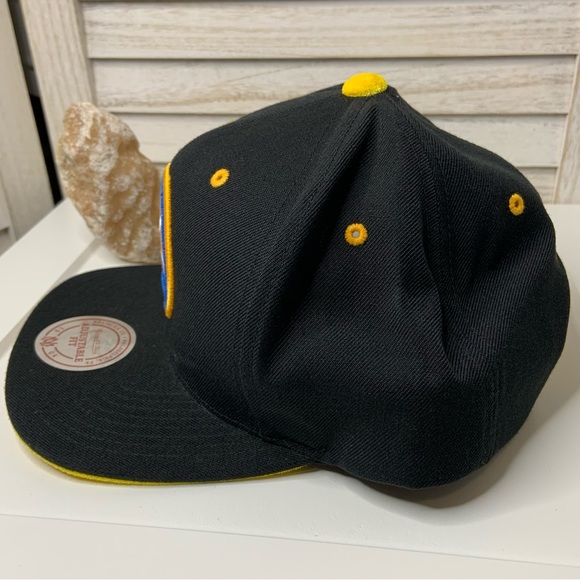 Mitchell & Ness Golden State Nostalgia Black and Yellow Velvet Flat Bill Hat - Picture 6 of 12